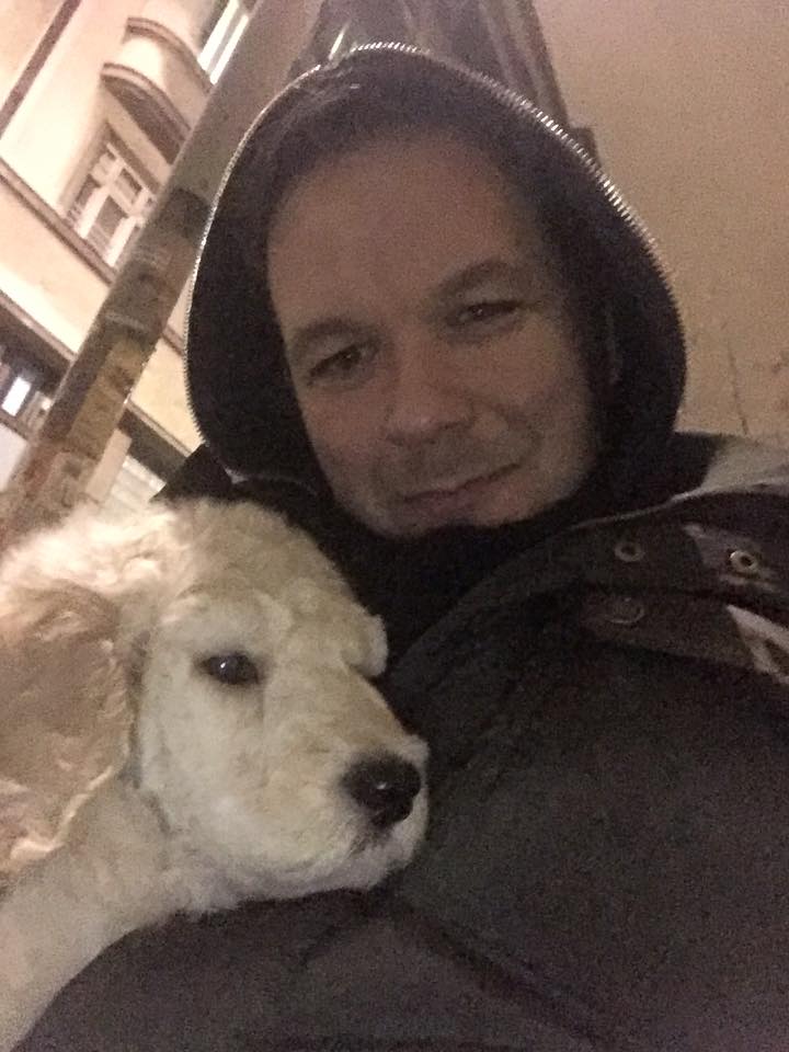 Sasha Riess and Titto the dog on a walk – love for dogs, nature, and togetherness