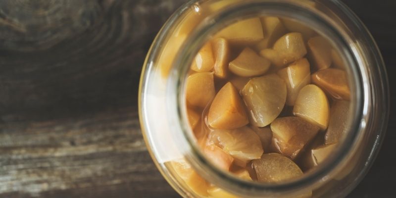 Natural fermentation of homemade apple cider vinegar in a glass jar