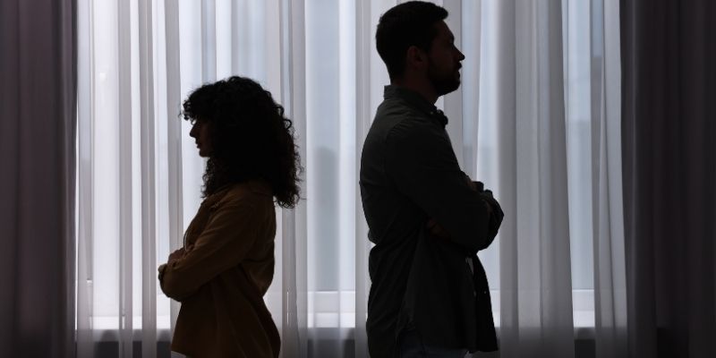 A silhouette of a couple in a tense atmosphere symbolizing the transition from extreme love to violence, illustrating why relationships that end in violence begin with extreme love